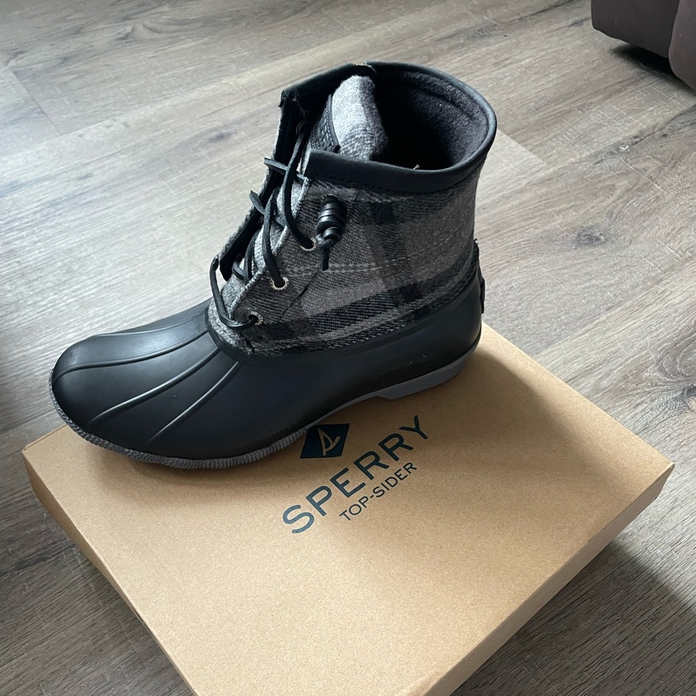 NIB Sperry Boots, Saltwater plaid charcoal, Sz 7.5M